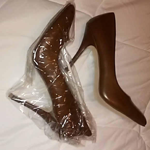 Riverberry Khaki Dress Shoe Heels - Picture 4 of 7